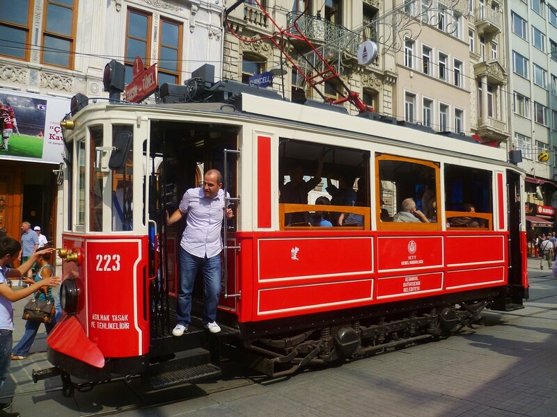 Исторический трамвай в Стамбуле (The historic tram in Istanbul).