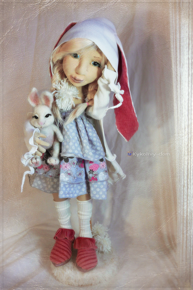 Zoi и зайка. Интерьерная текстильная кукла с игрушкой из шерсти., подарок, текстильная кукла, интерьерная кукла, шарнирная кукла, войлочная игрушка, игрушка из шерсти, продаётся кукла, валяние, зайка