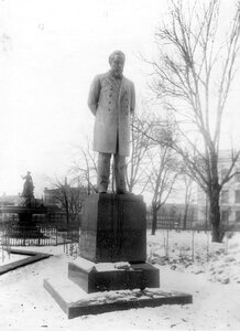 Вид памятника профессору Сергею Петровичу Боткину перед  зданием Михайловской клинической больницы.