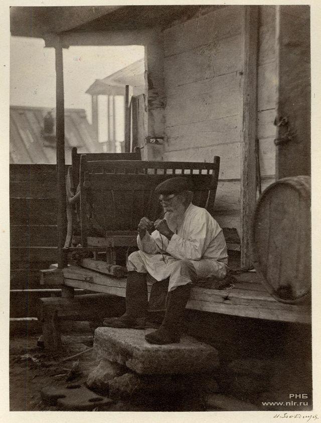 42. Казак, продающий цымлянское вино. 1875-1876.