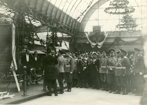 Император Николай II и сопровождающие его лица в выставочном зале.