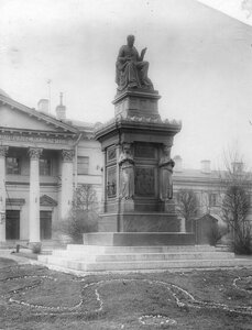 Вид памятника Я.В.Виллие (1768-1854) перед входом в главное здание академии.