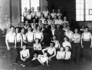 Группа учащихся гимназии при императорском человеколюбивом обществе, принимавших участие в спортивном празднике во 2-ом кадетском корпусе.