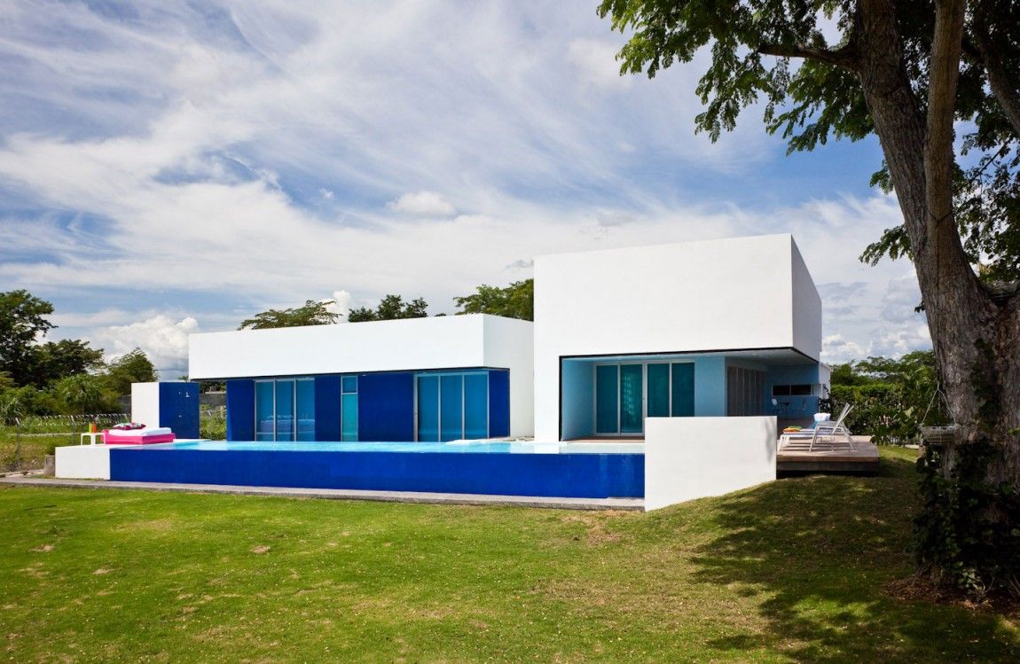 Бело-синий дом в Колумбии (14 фото)