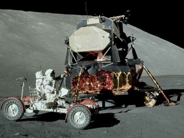 Американский луноход экспедиции Аполлон-17 ездит по серой Луне. Фото: НАСА