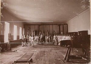 Воспитанники 5-го класса кадетского корпуса (14-15 лет) во время занятий в гимнастическом зале.