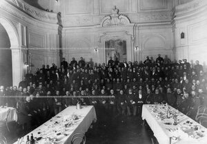 Группа участников празднования 200-летия корпуса в актовом зале офицерского собрания армии и флота.