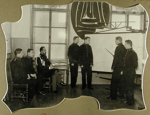 Воспитанники запасного класса во время подготовки к экзамену по военной истории