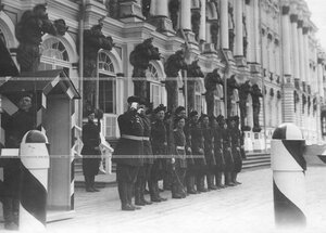 Караул стрелков батальона  у Екатерининского дворца.
