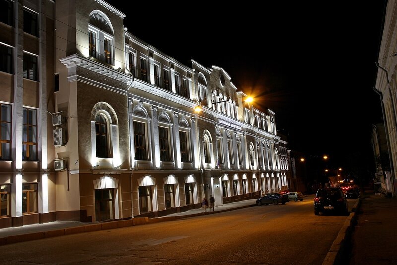Здание центробанка Кирова на улице Спасской в ночном освещении
