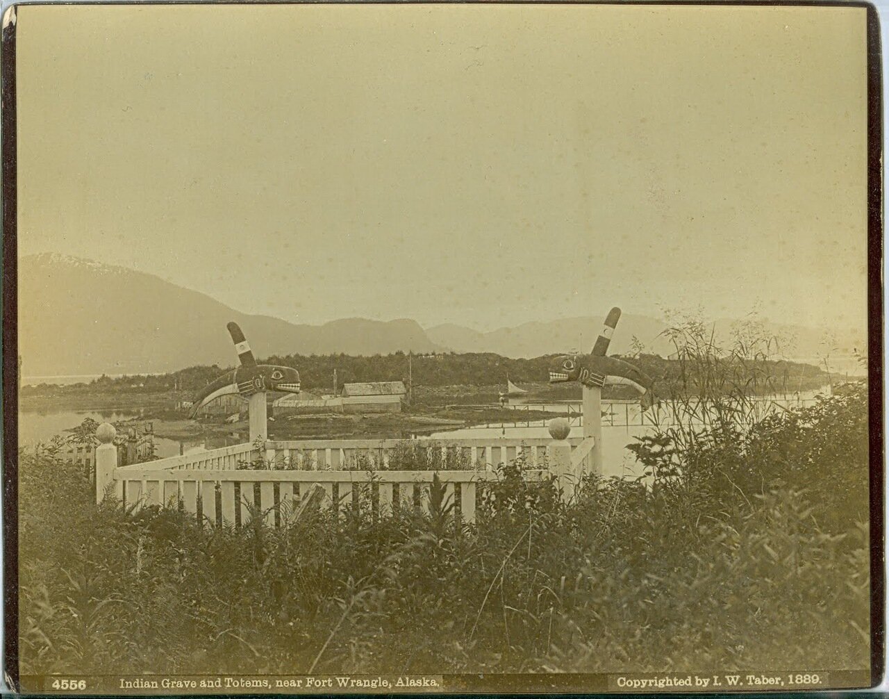 1889. Тотемы на могилах тлингитов на острове Врангеля