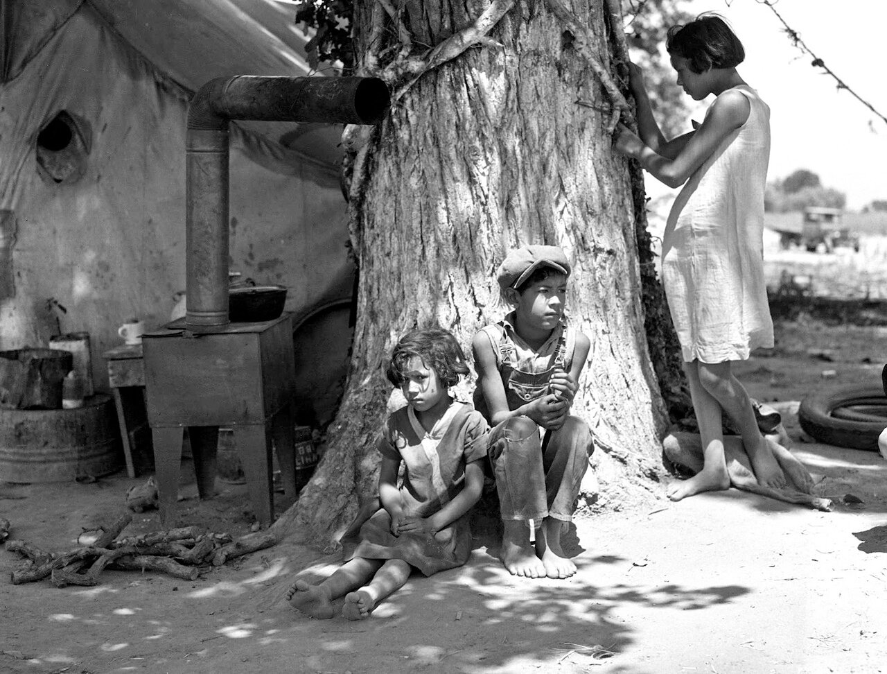 Потерявшие мать дети мигрантов. Они работают на хлопковом поле, 1936