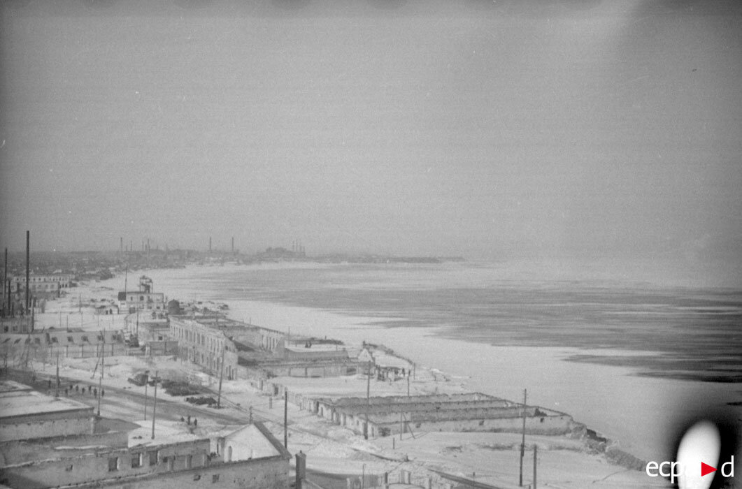 Вид на Сталинград от берега Волги.  Это фотография сделана из оборонительных позиций стрелковой дивизии ВВС Германии