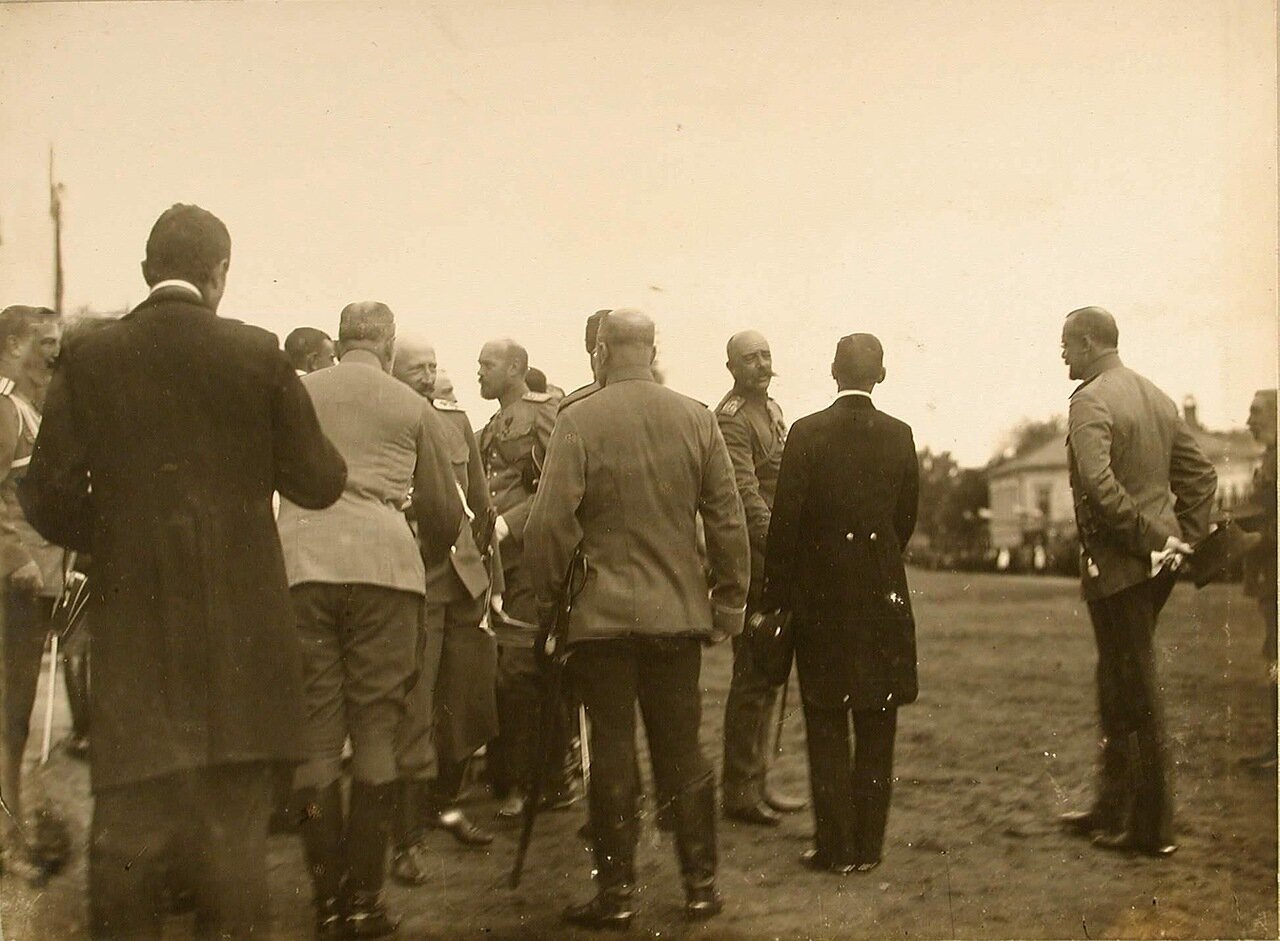 45. Группа высших офицерских чинов в ожидании прибытия императора Николая II