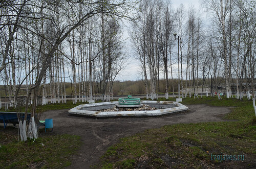 Фотография Инты №6855
 Южная сторона бывшего фонтана, расположенного с торца дома по Полярной 12 03.06.2014_16:53