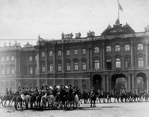 Парад Конно-гренадерского полка перед Зимним дворцом.