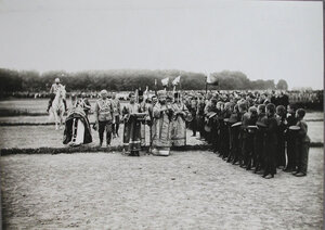 Священнослужители, военные чины, горожане, воспитанники  кадетского корпуса перед началом молебна в день празднования 100-летия Отечественной войны.