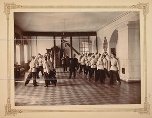 Воспитанники III класса 1-го отделения во время урока танцев.