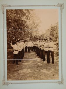 Воспитанники во время урока фехтования во дворе корпуса.