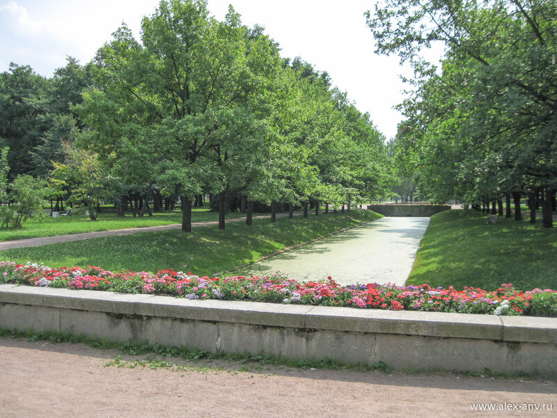 Московский парк Победы. Ближе к центральной части парка аллеи и каналы приобретают строгие прямолинейные черты.