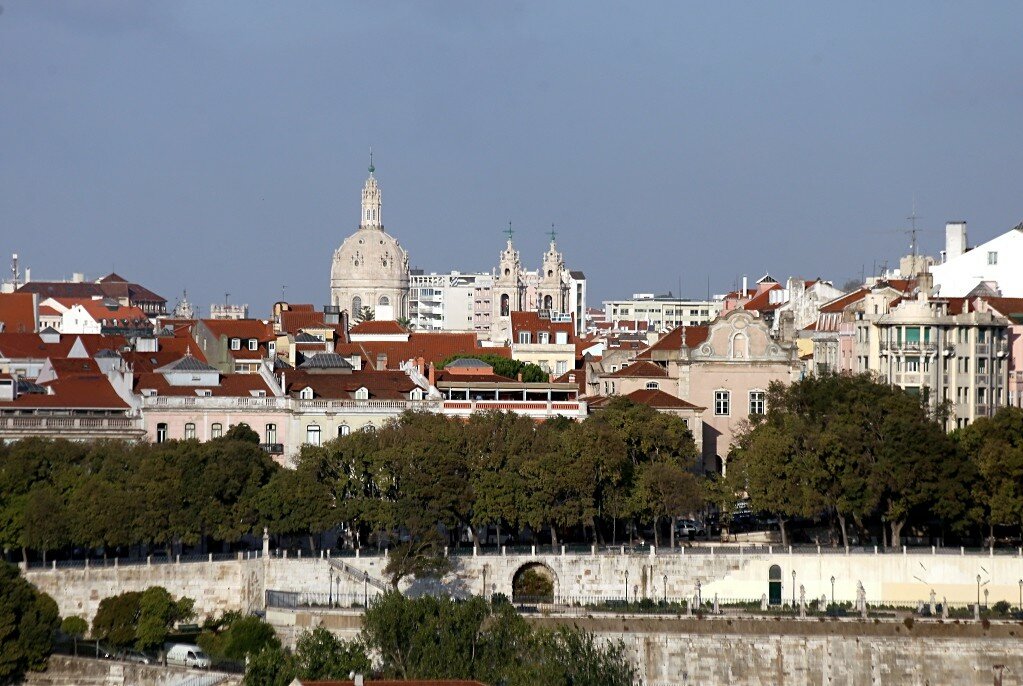 Лиссабон с обзорной площадки Граса (Miradouro da Graça). 