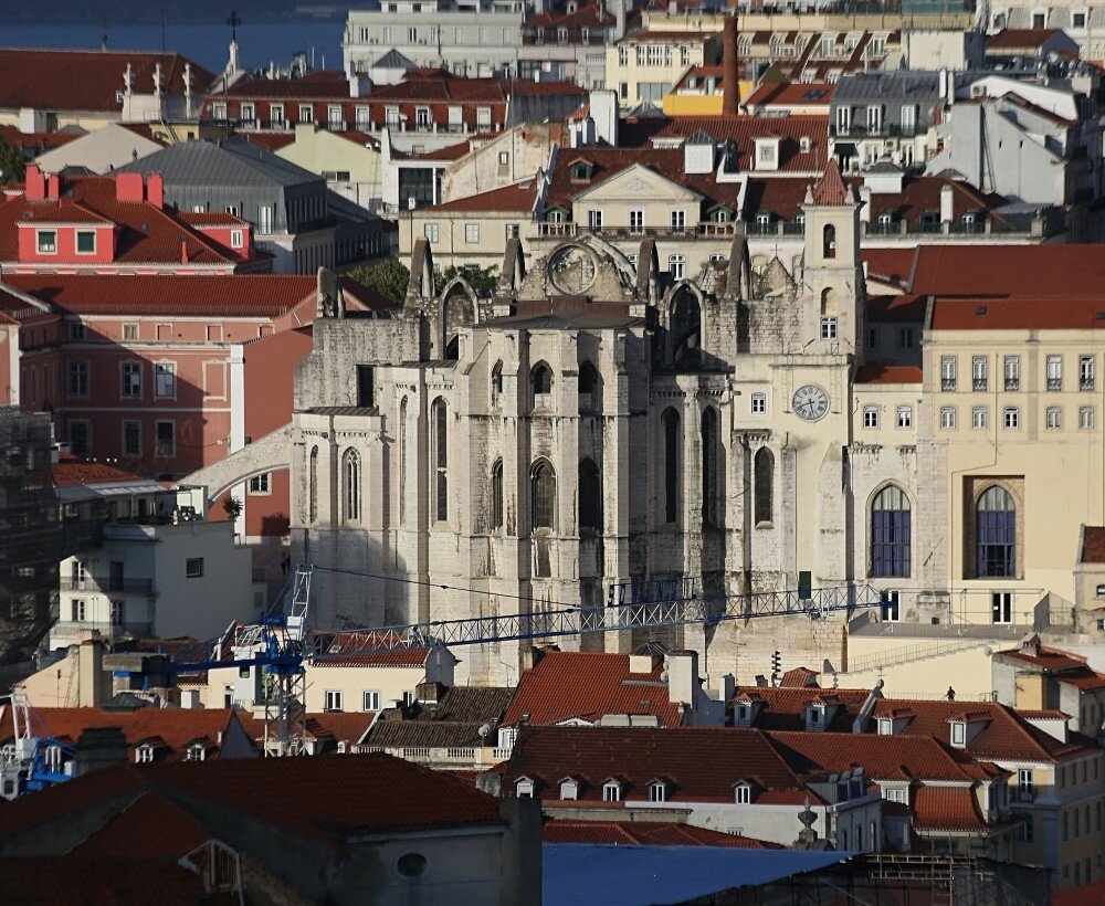 Лиссабон. Церковь монастыря кармелитов. вид с обзорной площадки Граса (Miradouro da Graça)