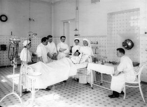 Слушатели и медсестры академии в одной из палат клиники.