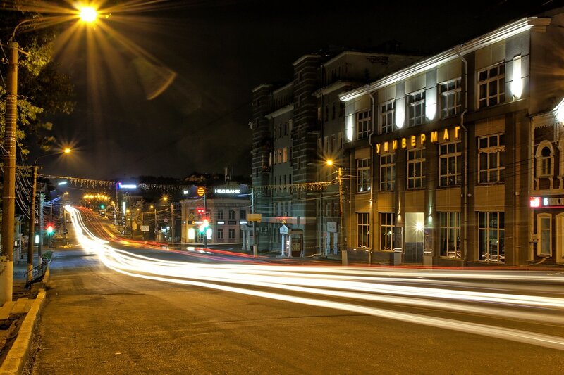 Ночные трассы огней машин, фонари и здание старого универмага IMG_7736_hdr