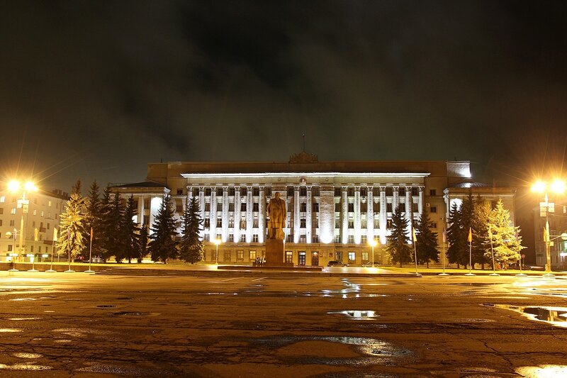 Ночное здание правительства Кировской области и памятник Ленину IMG_7666