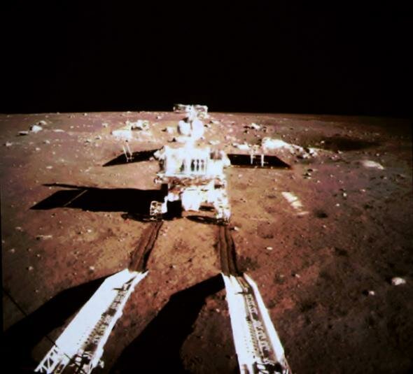 Китайский луноход Нефритовый заяц съезжает на коричневую поверхность Луны. Фото: Синьхуа