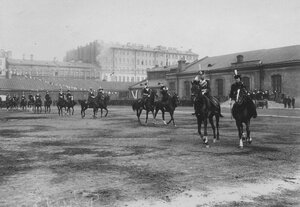Офицеры бригады с дамами выезжают на плац перед началом конных состязаний.
