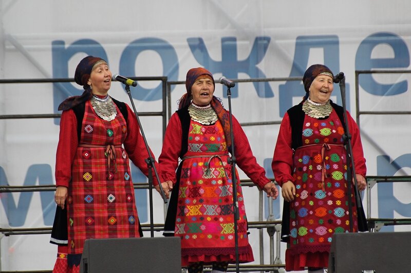 Выступление Бурановских бабушек в день города на Театральной площади в Кирове