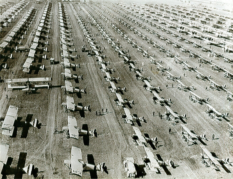This picture can be dated - given the machines that are visible - around 1925 - 1926. Italy took during this Mussolini time great pride at their big air force.From left to right are visible:<b>Fiat B.R. / B.R.1</b> A two-seat biplane b