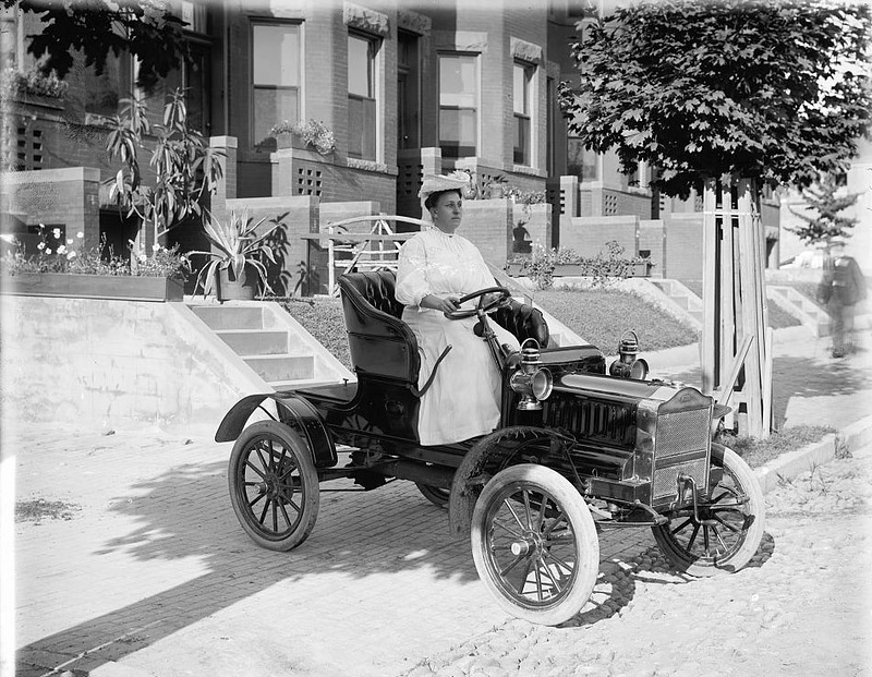 Женщины за рулём старинных автомобилях