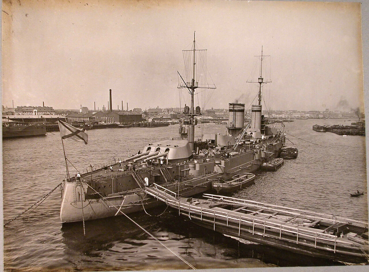 43. Линейный корабль «Гангут» у причала на Неве; на первом плане-сходни, соединяющие судно с заводской территорией