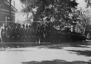 Подразделение Конно-гренадерского полка в торжественном строю перед  открытием памятника шефу полка , великому князю Михаилу Николаевичу.