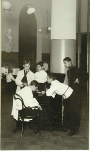 Группа воспитанников во время отдыха  в сборном зале