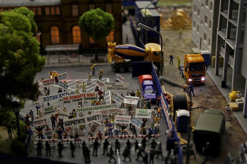 Гранд макет: пикет с плакатами фигурок экспозиции за бережное отношение к гранд макету