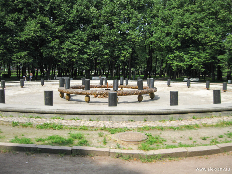 Московский парк Победы. В конце аллеи Героев (а точнее в начале - ведь мы двигались с конца аллеи) расположен фонтан.
