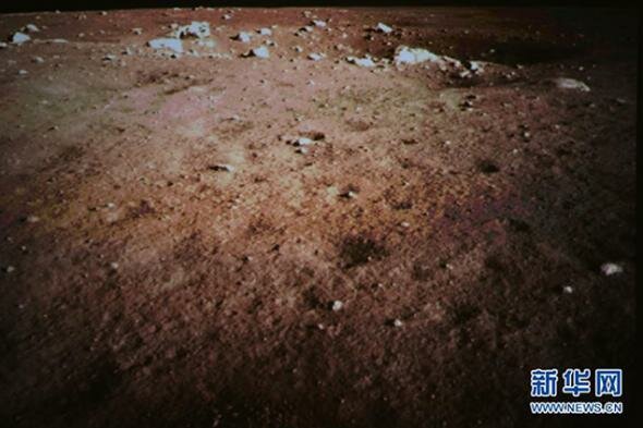 Китайцы сфотографировали поверхность Луны и без зайца она коричневая
