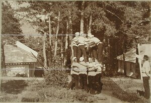 Кадеты во время урока гимнастики (пирамида) в саду летнего лагеря