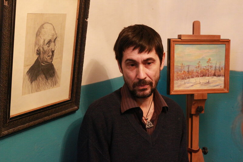 Аркадий Шестаев на своей выставке в подъезде 17 января 2014 г.