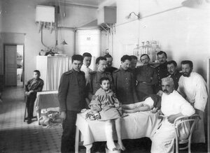 Группа слушателей академии на осмотре больных в ортопедической клинике справа сидит профессор Г.И.Турнер (Боткинская улица,1).