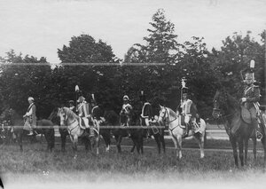 Группа конных офицеров полка в исторических формах на праздновании 250-летнего юбилея Конно-гренадерского полка .