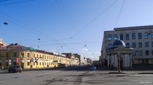 Напротив собора расположена часовня святого Александра Невского.