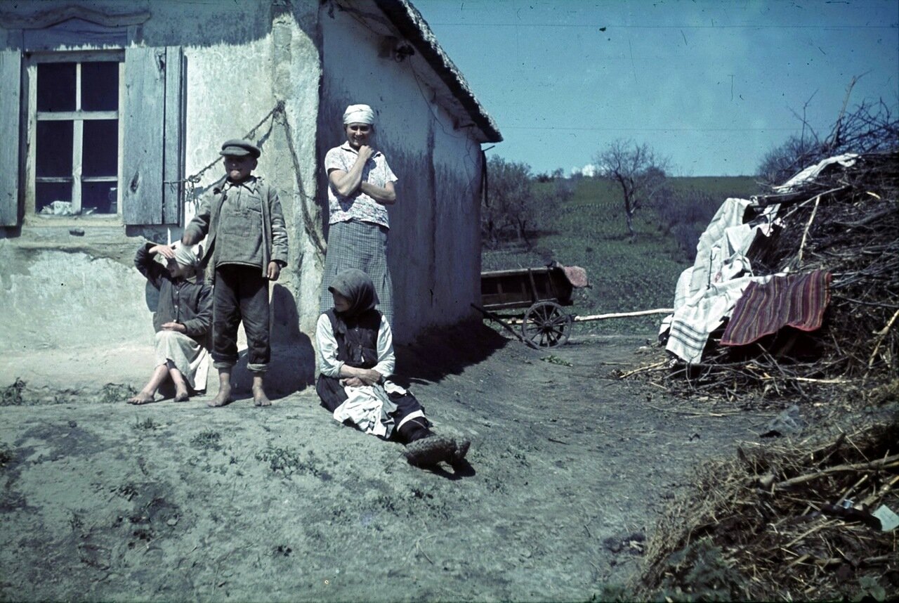 Жители оккупированной Белгородской области у своего дома