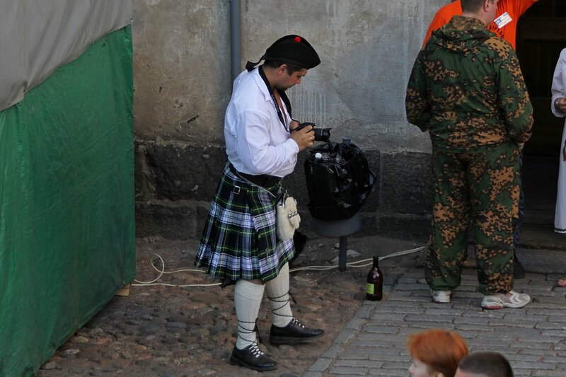 шотландец в килте с фотоаппаратом на фестивале «Майское дерево 2014»