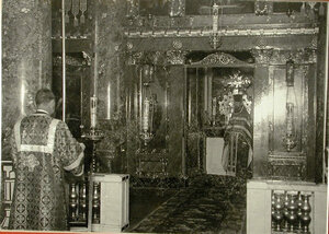 Священнослужители в  церкви Рождества Иоанна Предтечи при Пажеском Его Величества корпусе.