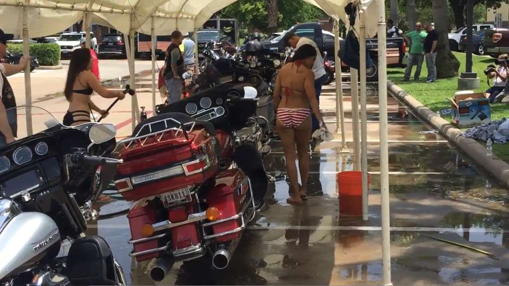 Модели в бикини отмыли грязные мотоциклы байкеров ко Дню Поминовения