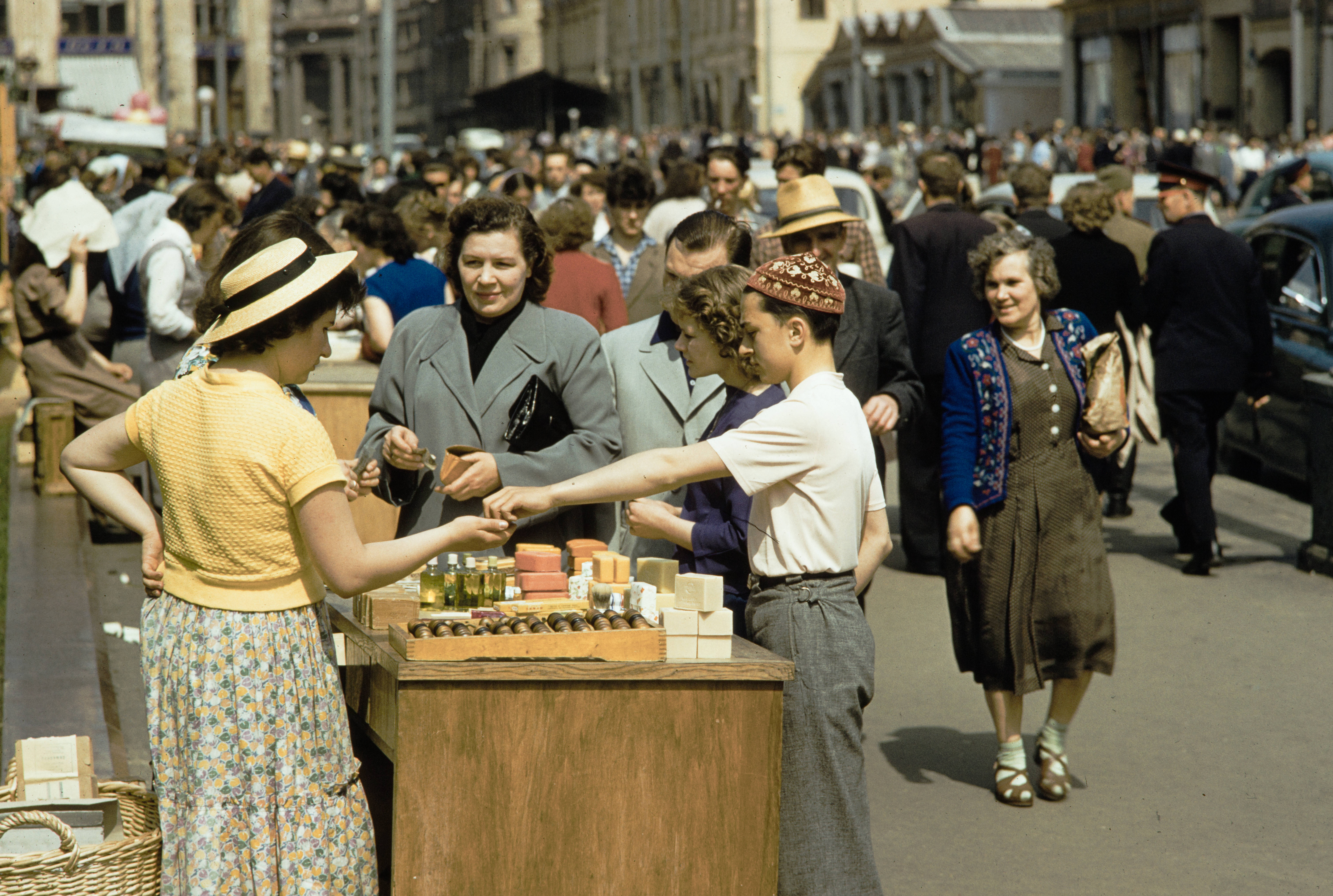 Россия 70 е. 1959. Харрисон Форман в Москве. Фотографии Харрисона Формана 1959 год. Харрисон Форман в Москве 1959 года. Москва ГУМ 1950 Харрисон Форман.